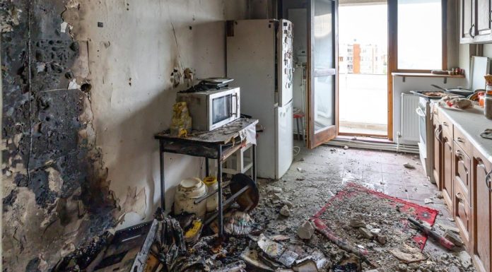 Locatarii din blocul lovit de dronă au din nou electricitate. Nu și gaz. Pot reveni în locuință, mai puțin cei din apartamentul afectat, care oricum sunt în spital