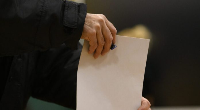Numărul cetățenilor români cu drept de vot a scăzut în ultima lună