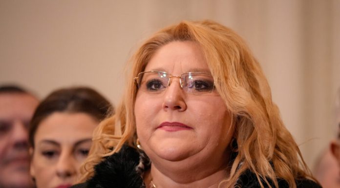 Șoșoacă supune la vot poziția S.O.S. privind moțiunea de cenzură împotriva guvernului Bolojan. Formațiunea nu votează