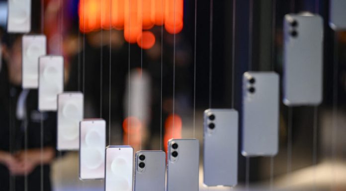 Anxietatea digitală a românilor: verificăm bateria telefonului de zeci de ori pe zi și ne panicăm la 30%