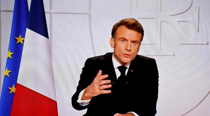 Macron, acuzat că a flirtat cu o actriță. Astfel s-ar explica incidentul din avion cu soția lui