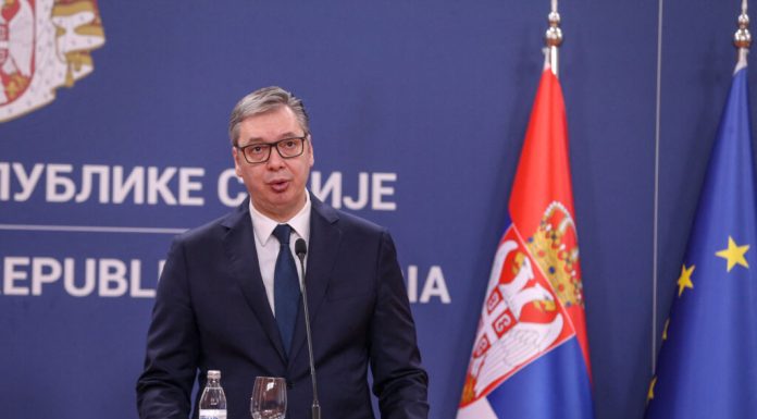 Zeci de mii de oameni protestează în Serbia împotriva președintelui Aleksandar Vučić