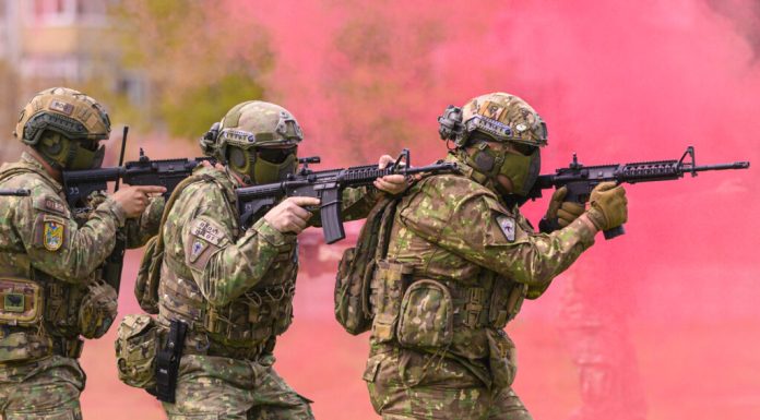 O țară din NATO și UE ar putea obliga femeile să meargă în armată