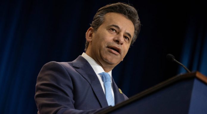 Surse: Trump intenționează să-l demită pe șeful FDA, Marty Makary
