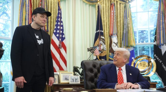 Trump merge în China cu Elon Musk și Tim Cook: miza uriașă din spatele delegației de miliardari