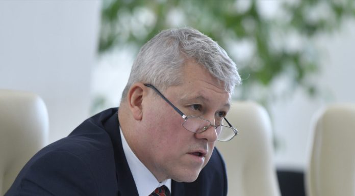 „Minunea” Cătălin Predoiu: cum a supraviețuit sub 7 premieri diferiți. Liberalii dau din casă după căderea Guvernului Bolojan