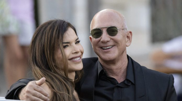 Bezos își vinde iahtul criticat la Cannes. Dar are o problemă: și-a sculptat-o pe Lauren Sanchez pe provă