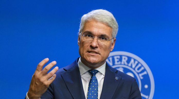 Ministrul interimar al Muncii, Dragoș Pîslaru, a prezentat proiectul de lege al salarizării unitare. Documentul a fost agreat săptămâna trecută de cele trei formațiuni politice care s-au aflat la guvernare, PSD-PNL-USR. Acordul a fost patronat de președintele Nicușor Dan