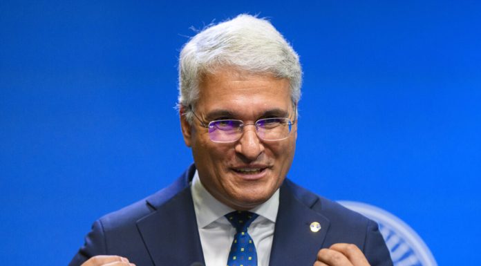 Dragoș Pîslaru se plânge că are un salariu mic și susține că „este întreținut” de soția sa. Ministrul a evitat să spună unde lucrează ea