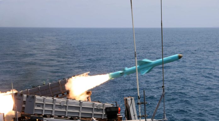 Iranul a tras focuri de avertisment asupra navelor care încercau să traverseze Strâmtoarea Ormuz