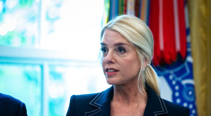 Pam Bondi, fosta șefă a Justiției din SUA, diagnosticată cu cancer tiroidian. JD Vance: „Pam a fost un atu extrem de valoros pentru echipa lui Trump”