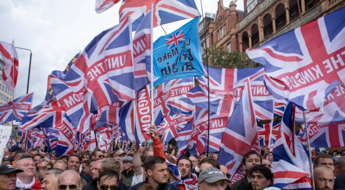 Zeci de mii de oameni protestează la Londra în cadrul unor marșuri rivale. Manifestație naționalistă și demonstrație pro-palestiniană
