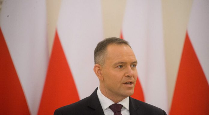 Președintele Poloniei începe procesul de rescriere a Constituției, în conflictul cu guvernul pro-european
