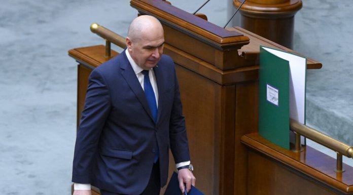 Negocieri pe muchie de cuțit înaintea moțiunii PSD-AUR împotriva Guvernului Bolojan. Voturile din SOS, POT, PACE și de la neafiliați pot decide soarta Executivului