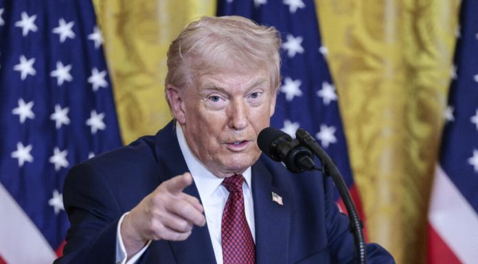 Trump: „Omanul se va comporta la fel ca toți ceilalți, altfel va trebui să-i aruncăm în aer”