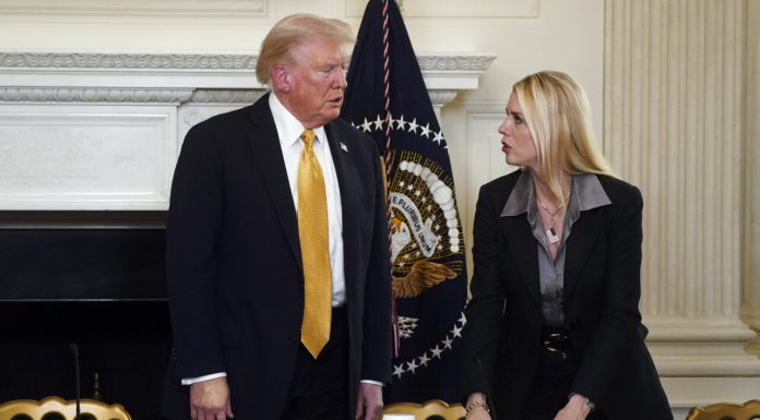 Trump o readuce pe Pam Bondi, recent demisă din fruntea Justiției în scandalul Epstein, la Casa Albă într-un comitet-cheie pentru AI