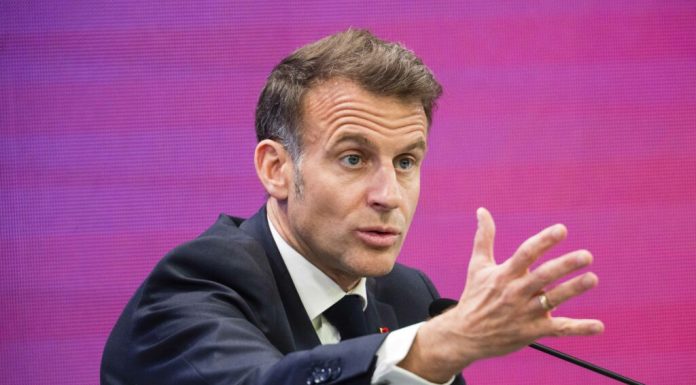Macron s-a enervat în timpul unui eveniment cultural. El a urcat pe scenă și a țipat la public
