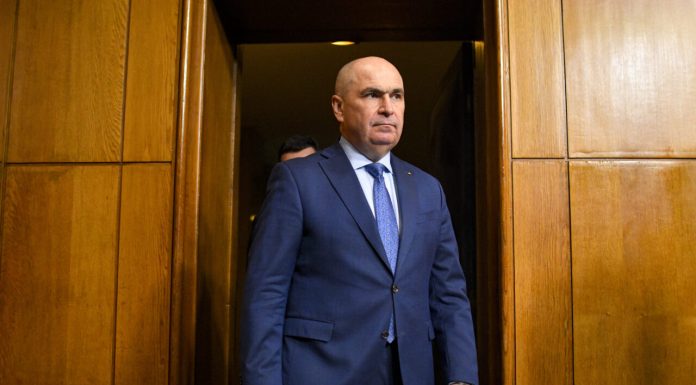 Ilie Bolojan o apără pe Oana Gheorghiu în scandalul “mailurilor exploratorii” dezvăluit de Gândul: nu consider că a făcut ceva ilegal sau imoral. Bolojan le ia apărarea și nemților de la Schwarz
