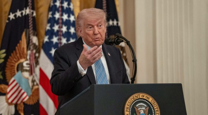 Trump suspendă planul de a ghida nave prin Strâmtoarea Ormuz, invocând progrese în negocierile cu Iranul