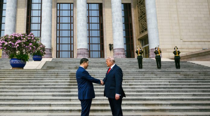 Gesturile dintre Trump și Xi au atras atenția la summitul de la Beijing. Ce au observat experții în limbaj corporal