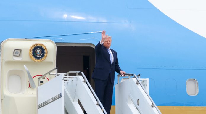 Trump, acuzat că a tranzacționat acțiuni la companii cu care administrația sa avea contracte / Eric Trump respinge acuzațiile: „Sunt o minciună”