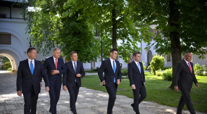 „Premier sinecurist”: PSD îl acuză pe Bolojan că recompensează cofetari și muzicieni cu funcții publice