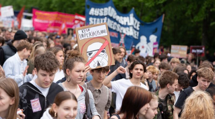 „Bogații vor război – tinerii vor un viitor!” Protestul celor peste 50.000 de tineri din Germania împotriva recrutării obligatorii. Ce mesaj au pentru Merz