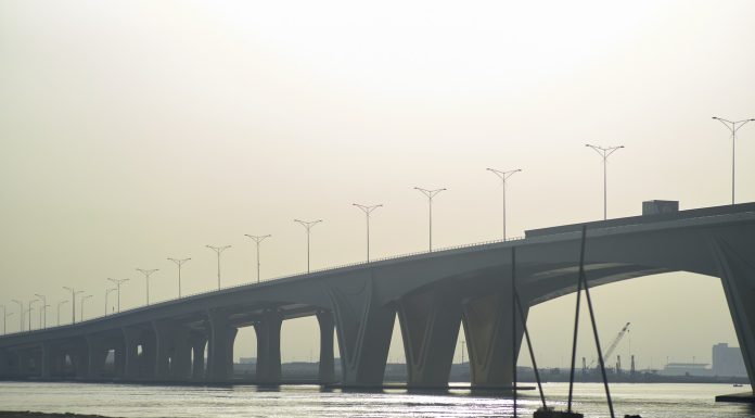 Emiratele Arabe Unite afirmă că au răspuns unor atacuri cu rachete și drone iraniene și anunță revenirea la învățământul la distanță