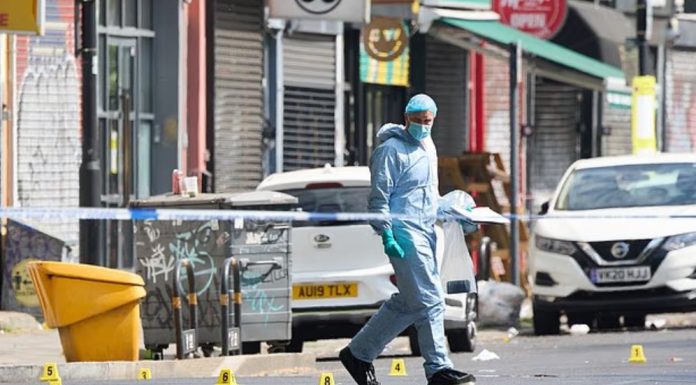 Patru răniți într-un atac armat din mașină, la Londra