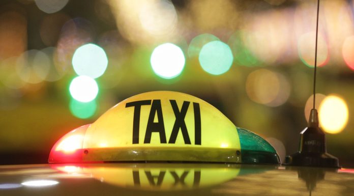 Un taximetrist din București e anchetat după ce ar fi furat telefonul unui client și ar fi făcut tranzacții de 15.000 de lei