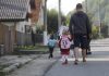 Alocația pentru copii ar putea fi împărțită în două. Suma totată va fi mai mare, dar este condiționată de prezența la școală