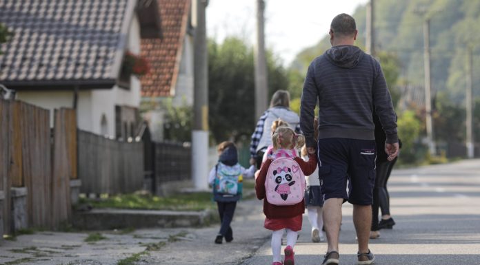 Alocația pentru copii ar putea fi împărțită în două. Suma totată va fi mai mare, dar este condiționată de prezența la școală