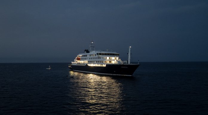 Nava de croazieră MV Hondius a ancorat în largul portului Grandadilla din Tenerife
