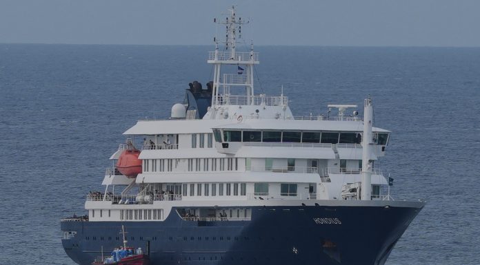 O femeie din Germania, aflată pe vasul afectat de hantavirus, va fi testată la un spital din Dusseldorf