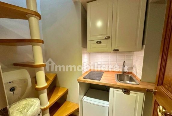 O garsonieră de 10 mp, cu scară interioară, se vinde cu 115.000 într-un oraș din Italia. „Un mini-apartament încântător”