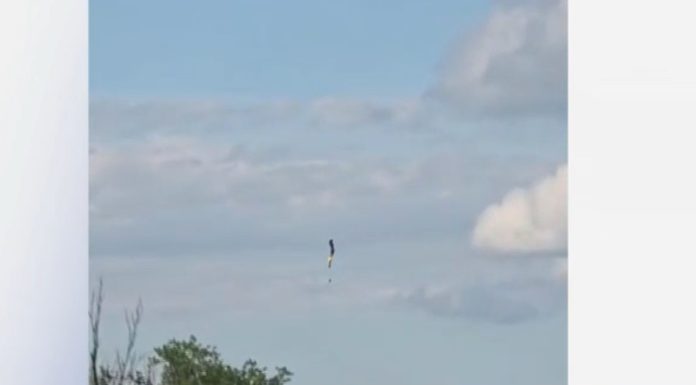 Momente de groază în apropiere de Craiova: Un bărbat a scăpat ca prin minune după ce parașuta nu i s-a deschis
