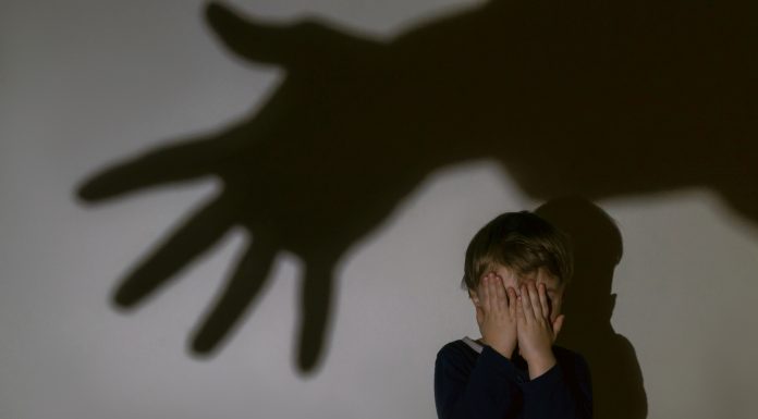 Copii bătuți și izolați în baie la o creșă din Cluj. Educatoarea a fost concediată, iar polițiștii au deschis o anchetă