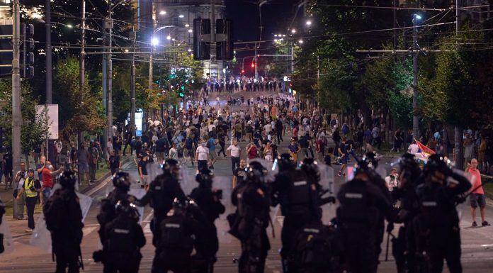 Haos la Belgrad: protest masiv împotriva președintelui sârb Aleksandar Vucic. Ciocniri violente între manifestanți și forțele de ordine