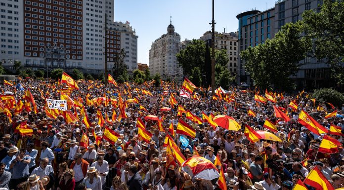 Proteste în Madrid, la reședința premierului Pedro Sanchez: manifestanții au forțat cordonul de securitate