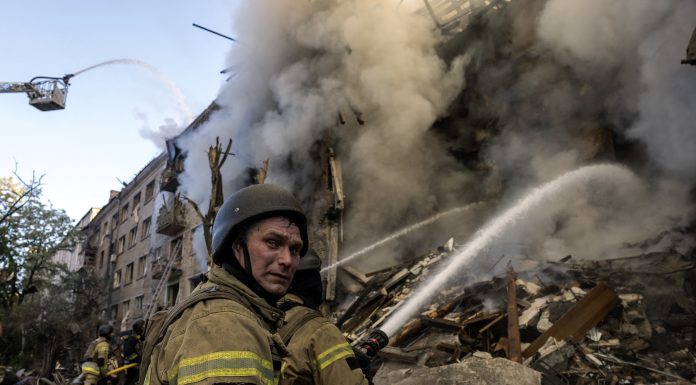 UE și SUA îl sfidează pe Putin: refuză să evacueze ambasadele din Kiev după amenințările lui Lavrov privind bombardamentele iminente