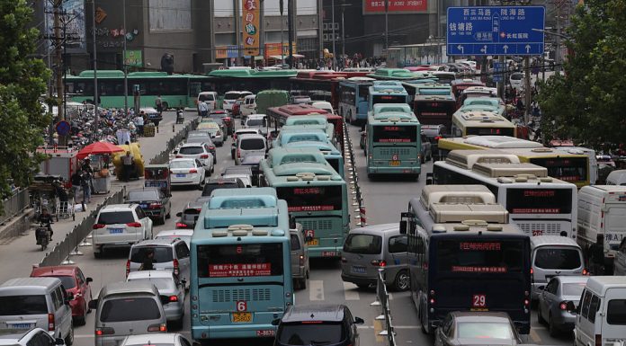 Tragedie în China: 13 morți după ce un microbuz s-a ciocnit de un camion pe o autostradă din Henan