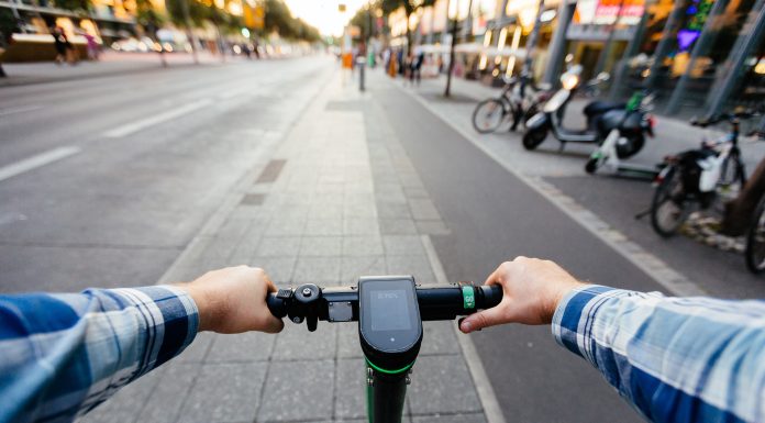 „Copiii pot să deblocheze”. Eliminarea restricției de viteză la trotinetele electrice, la modă printre adolescenți. Ce spun polițiștii
