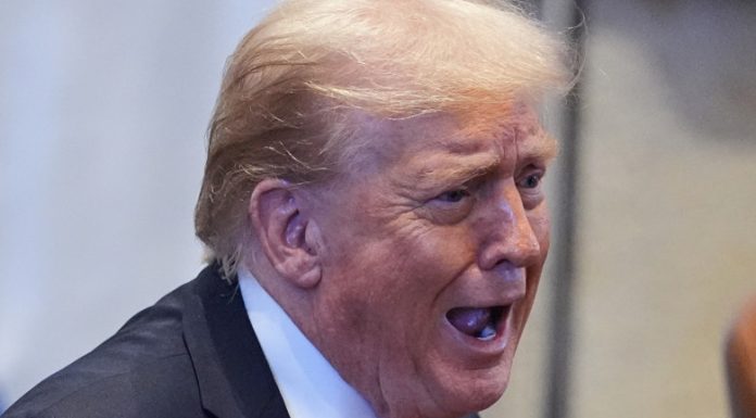 Donald Trump ameninţă să „arunce în aer” Omanul, într-o aparentă confuzie legată de controlul asupra Strâmtorii Ormuz