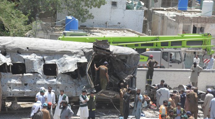 Atac asupra unui tren din Pakistan: Cel puțin 29 de oameni au murit și peste 100 sunt răniți în explozie