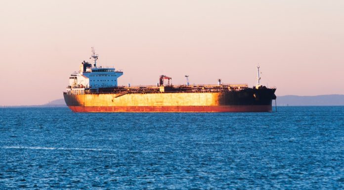 Petrolier deturnat de „oameni înarmați” în largul Yemenului. Armatorul căuta o rută alternativă din cauza blocării Strâmtorii Ormuz