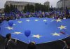 Sute de oameni s-au strâns la un marş de Ziua Europei, în centrul Capitalei. Manifestanții au ajuns în Piaţa Victoriei
