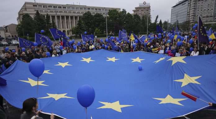 Sute de oameni s-au strâns la un marş de Ziua Europei, în centrul Capitalei. Manifestanții au ajuns în Piaţa Victoriei