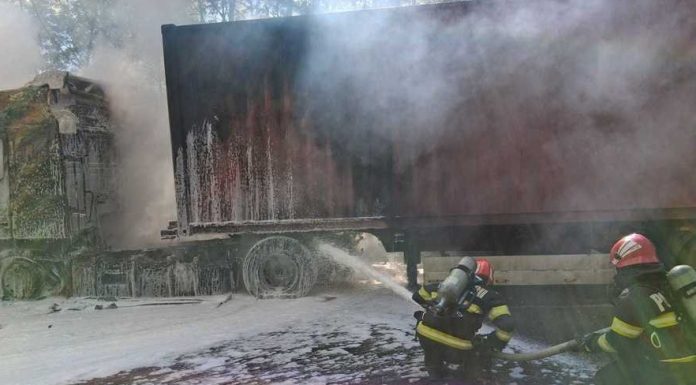 Un TIR încărcat cu 2 tone de hârtie a luat foc pe DN 7. Pompierii au stins flăcările, dar cabina camionului şi hârtia au ars complet