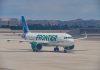 Un avion a lovit și a ucis o persoană în timpul decolării, în Denver. Impactul a provocat un incendiu la un motor