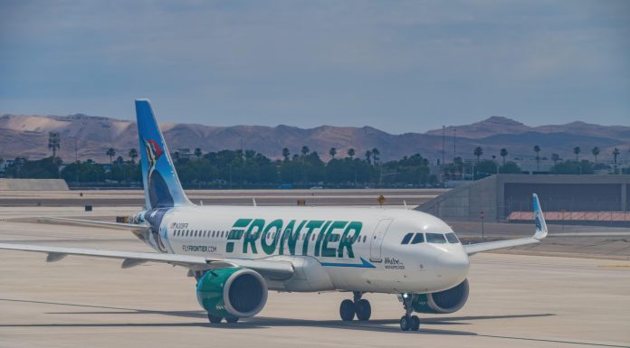 Un avion a lovit și a ucis o persoană în timpul decolării, în Denver. Impactul a provocat un incendiu la un motor